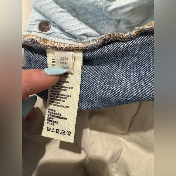 Free People we the free size 26 mid wash denim jean shorts distressed - Picture 9 of 11